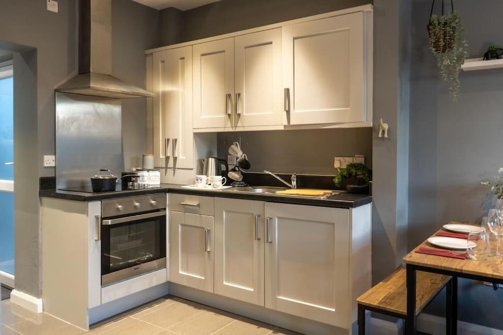 Vibrant City Centre Townhouse With Free Parking Rare Outdoor Patio Belfast Exterior foto